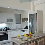 Botonis Bright Spacious 하니아